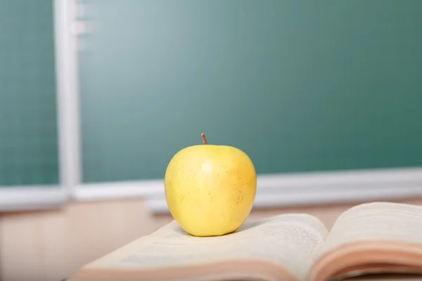 Apple posta no livro aberto — Fotografia de Stock