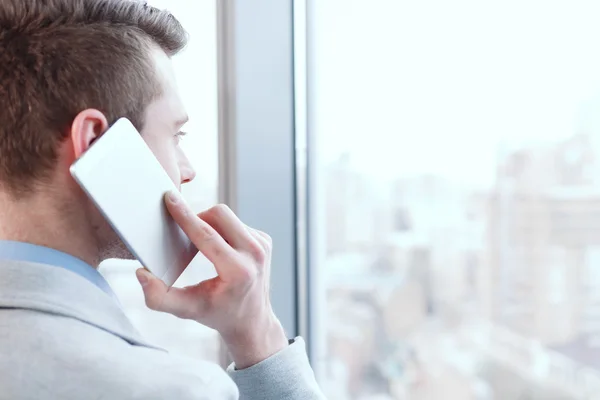 Portret van zakenman in gesprek op mobiele telefoon — Stockfoto