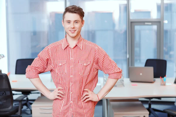 Büroangestellte steht mit Armen an der Hüfte — Stockfoto