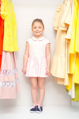 Bir moda mağaza içinde küçük kız portresi