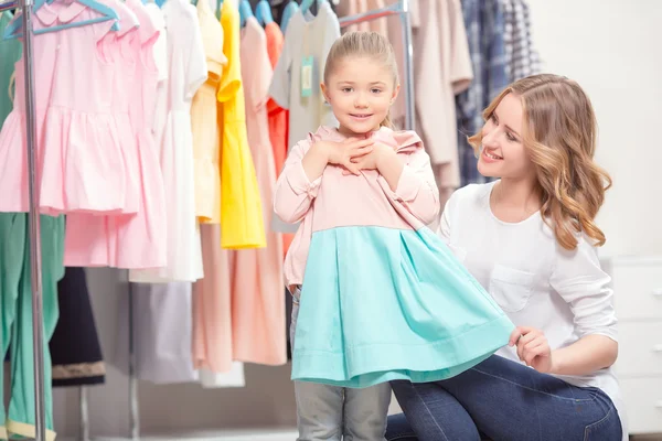 Mãe vai às compras com sua filha — Fotografia de Stock