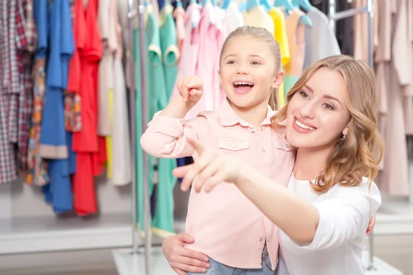 Giovane madre con piccola figlia in un negozio di moda — Foto Stock