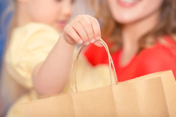 Madre feliz con su hija y un montón de nuevas compras en paquete —  Fotos de Stock