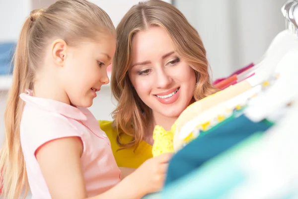 Young woman goes shopping with her daughter — Stock Photo, Image