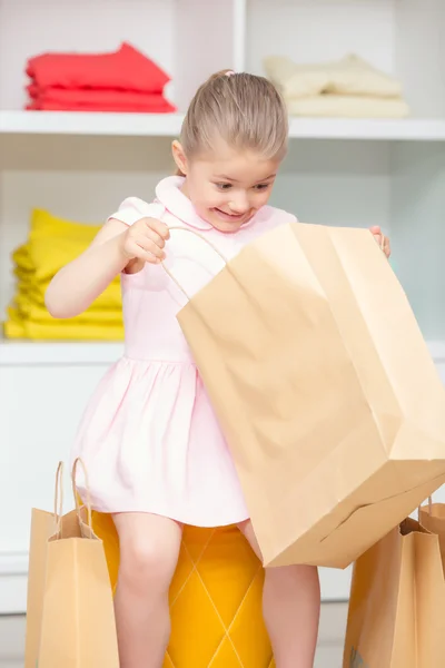 Retrato de niña pequeña en una tienda de moda — Foto de Stock