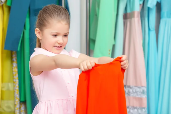 Porträt eines kleinen Mädchens in einem Modegeschäft — Stockfoto