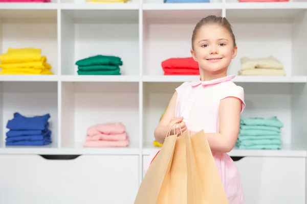 Retrato de menina pequena em uma loja de moda — Fotografia de Stock