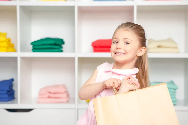 Retrato de menina pequena em uma loja de moda — Fotografia de Stock