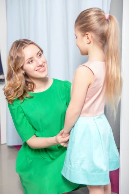 Genç kadın kızıyla birlikte alışverişe gider