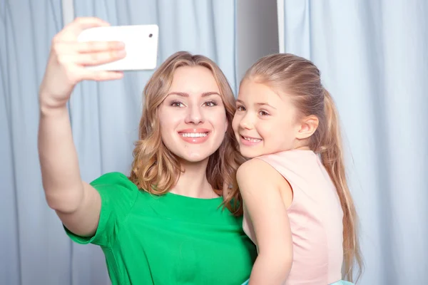 Jovem mulher fazendo selfie em um provador — Fotografia de Stock