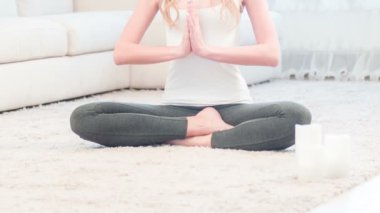 Genç kadın oturuyor ve meditasyon yoga yaparken