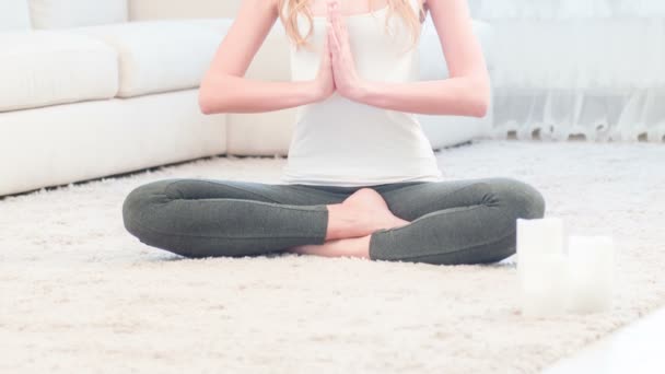 Mladá žena sedí a meditoval jógu