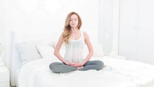 Young woman doing morning exercise — Stock Video