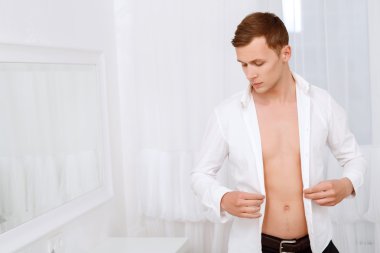 O giyiyor yakışıklı adam holding gömlek