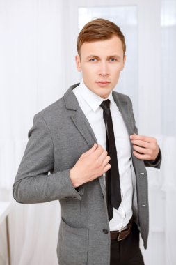 Yakışıklı adam kılığında poz