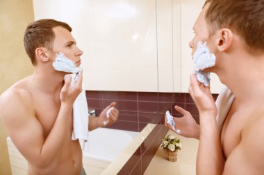 Üstsüz erkek tıraş kremi yüz üzerinde uygulama