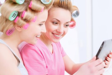 Bir tablet tutan genç kız