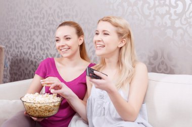Pijama partisi film izlerken