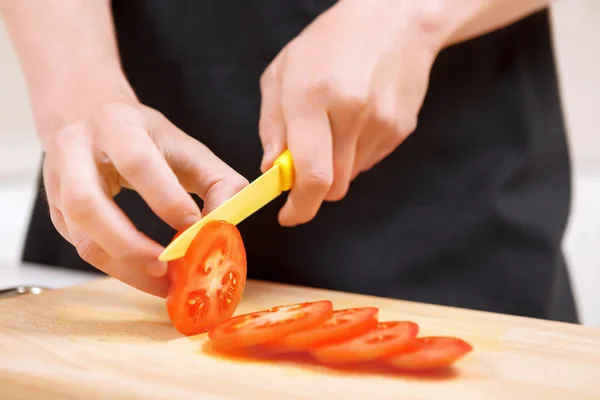 Primer plano del hombre rebanando tomates — Foto de Stock