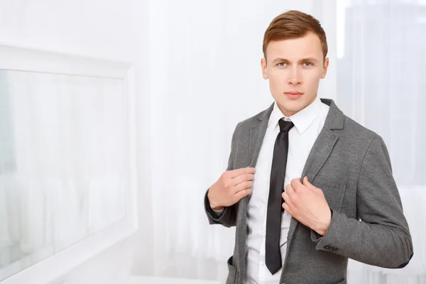 Bonito homem posando de terno — Fotografia de Stock