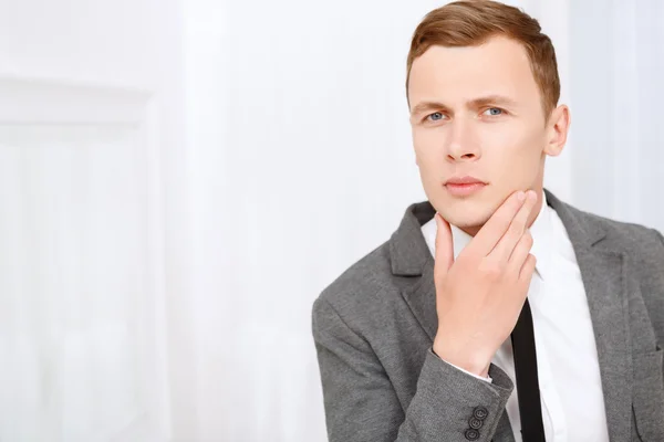 Junger Mann überprüft sein Borstenhaar im Gesicht — Stockfoto