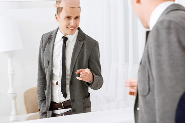 Sorrindo homem apontando para si mesmo no espelho — Fotografia de Stock