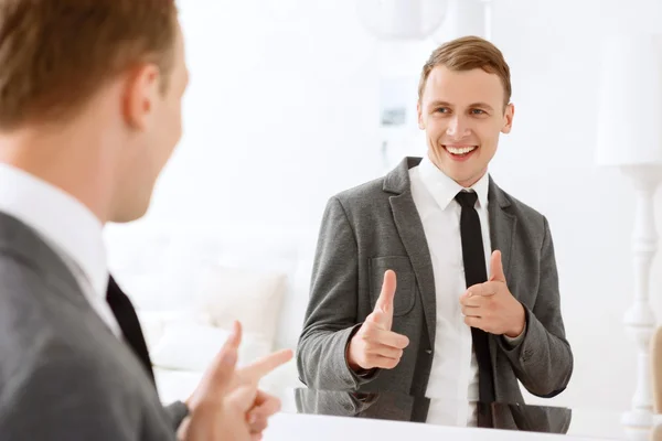 Man in spiegel kijken en wijzen op zichzelf — Stockfoto