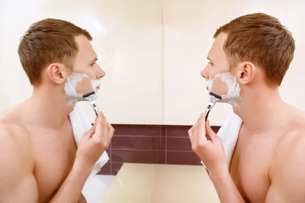 Homem de barbear na frente do espelho — Fotografia de Stock