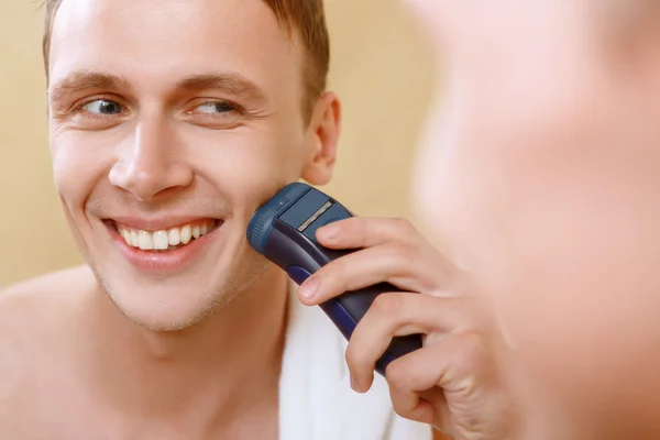 Mann rasiert sich mit Hilfe von Rasiermesser — Stockfoto