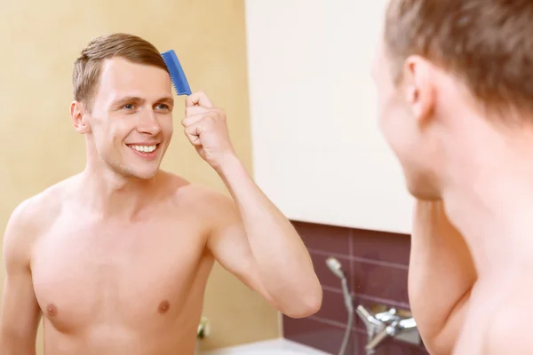 Топлес чоловік чистить волосся — стокове фото