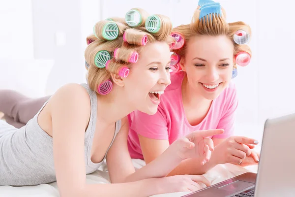 Young girls at pajama party — Stock Photo, Image