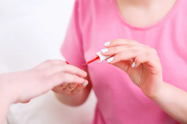 Faire du nail art à la soirée pyjama — Photo