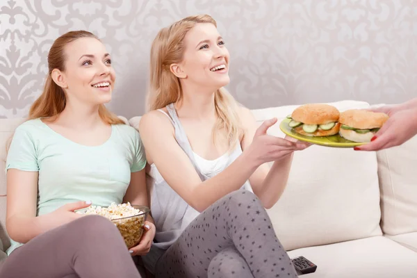 Unga flickor att ha lunch på pyjamas party — Stockfoto