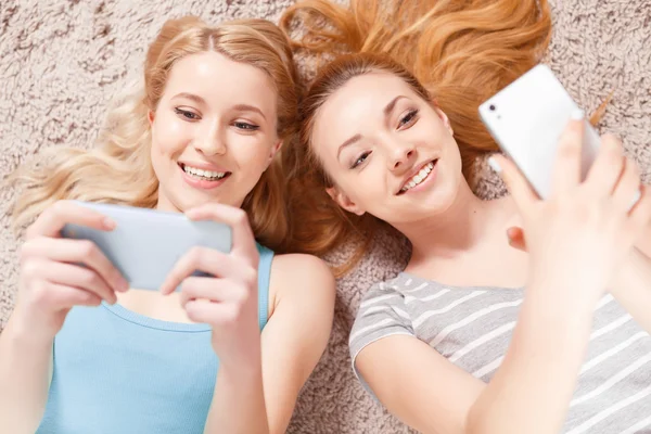 Two young girls on the floor — Stock Photo, Image