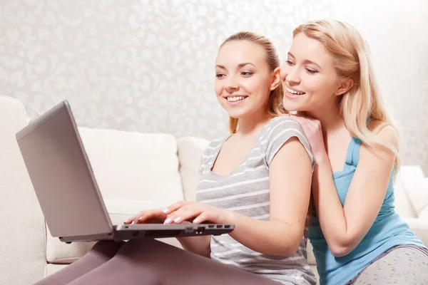 Girls at pajama party using laptop — Stock Photo, Image