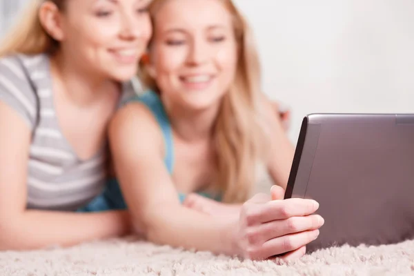 Дівчата на вечірці піжами за допомогою планшета — стокове фото