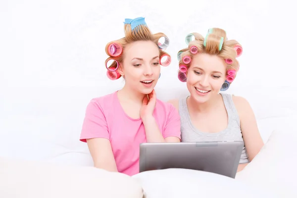 Young girls in bed at pajama party — Stock Photo, Image