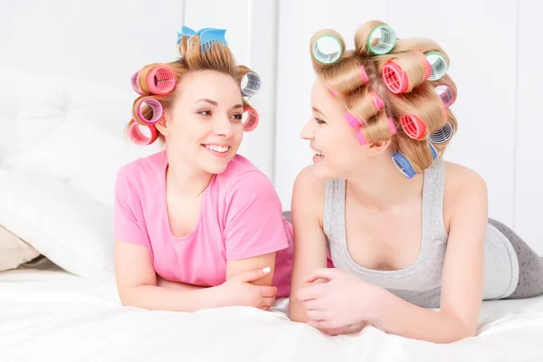 Young girls in bed at pajama party — Stock Photo, Image