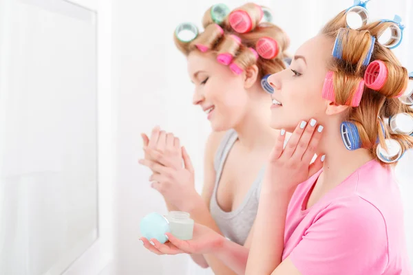 Two young girls near the mirror — Stock Photo, Image