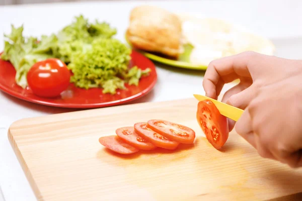 Close up of man slicing tomatoes — Stock Photo, Image