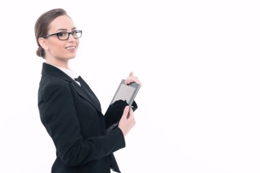 Tablet resmi elbise ile güzel kadın