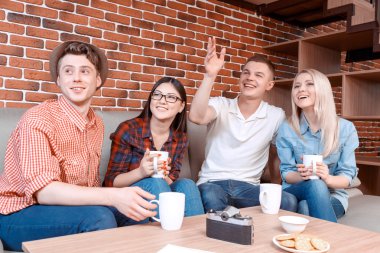 Bir kafe sırayla için bekleyen genç insanlar 