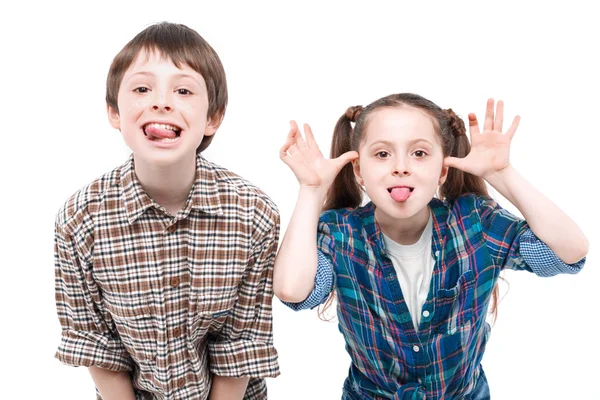 Niña divirtiéndose con su hermano —  Fotos de Stock