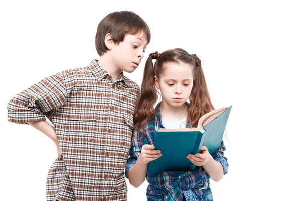 Frère et sœur posant avec un livre — Photo