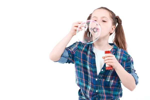 Enfants jouant avec le ventilateur à bulles — Photo