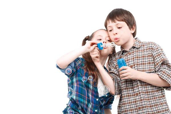 Niños jugando con soplador de burbujas —  Fotos de Stock