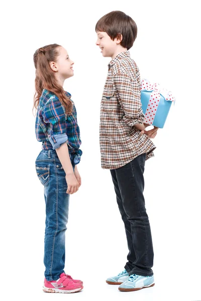 Piccolo ragazzo che fa un regalo — Foto Stock