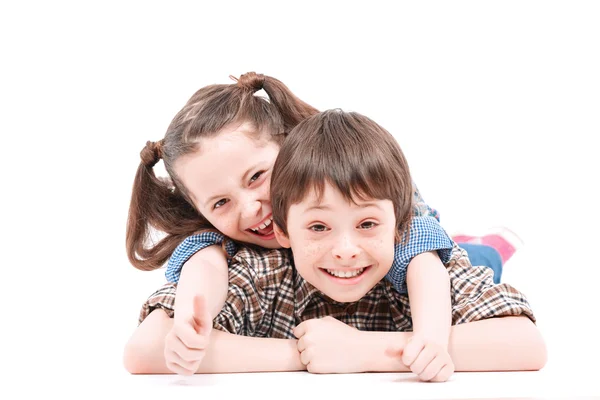 Broer en zus plezier op de verdieping — Stockfoto