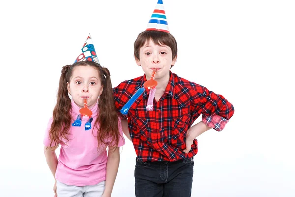Broer en zus plezier op het feest — Stockfoto