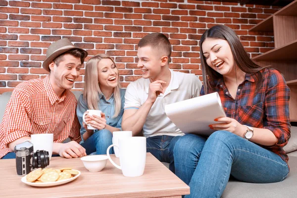 Happy friends in a cafe — Stock Photo, Image